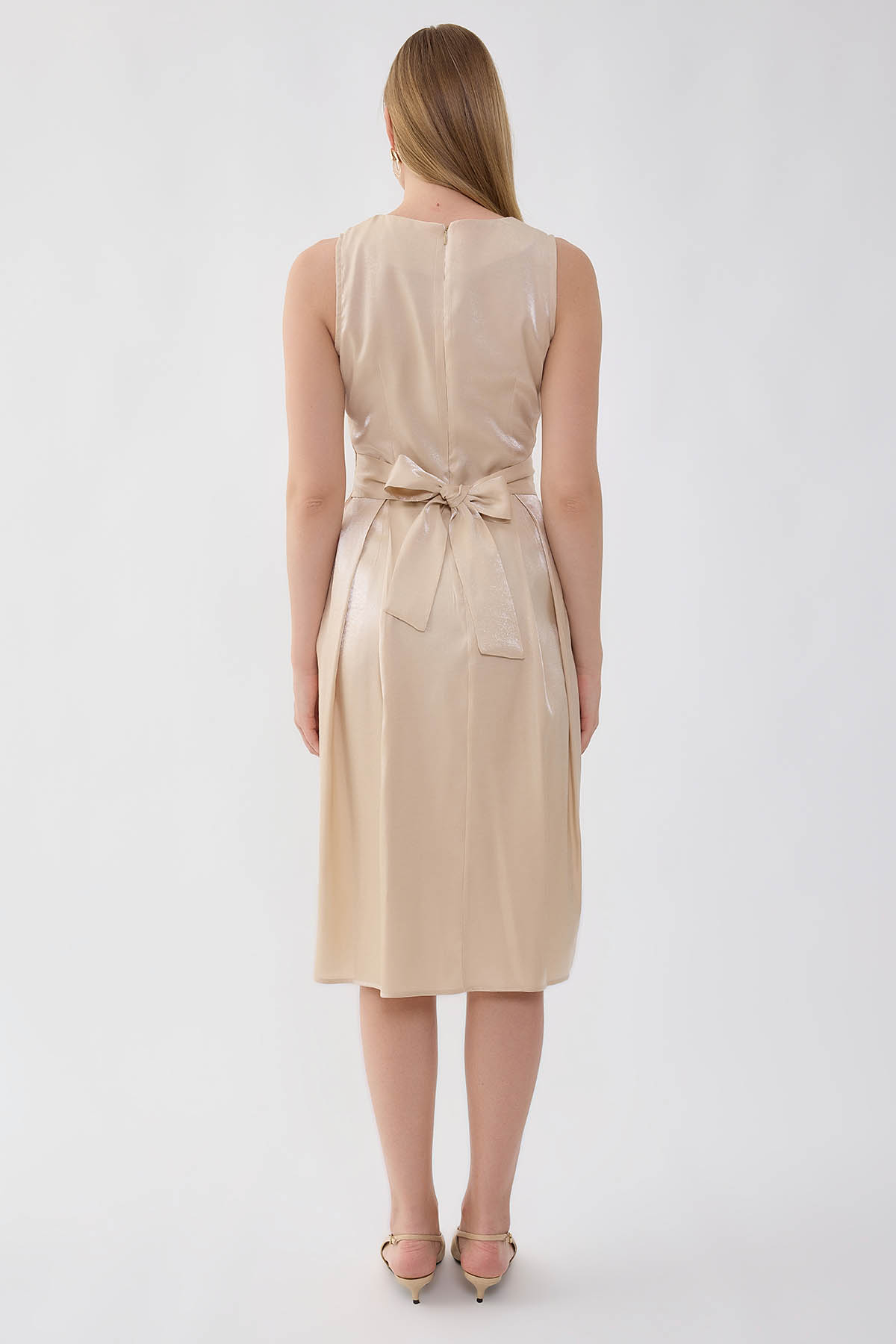 V Yaka Kuşaklı Önü Pileli Parlak Kumaş Elbise - Thumbnail