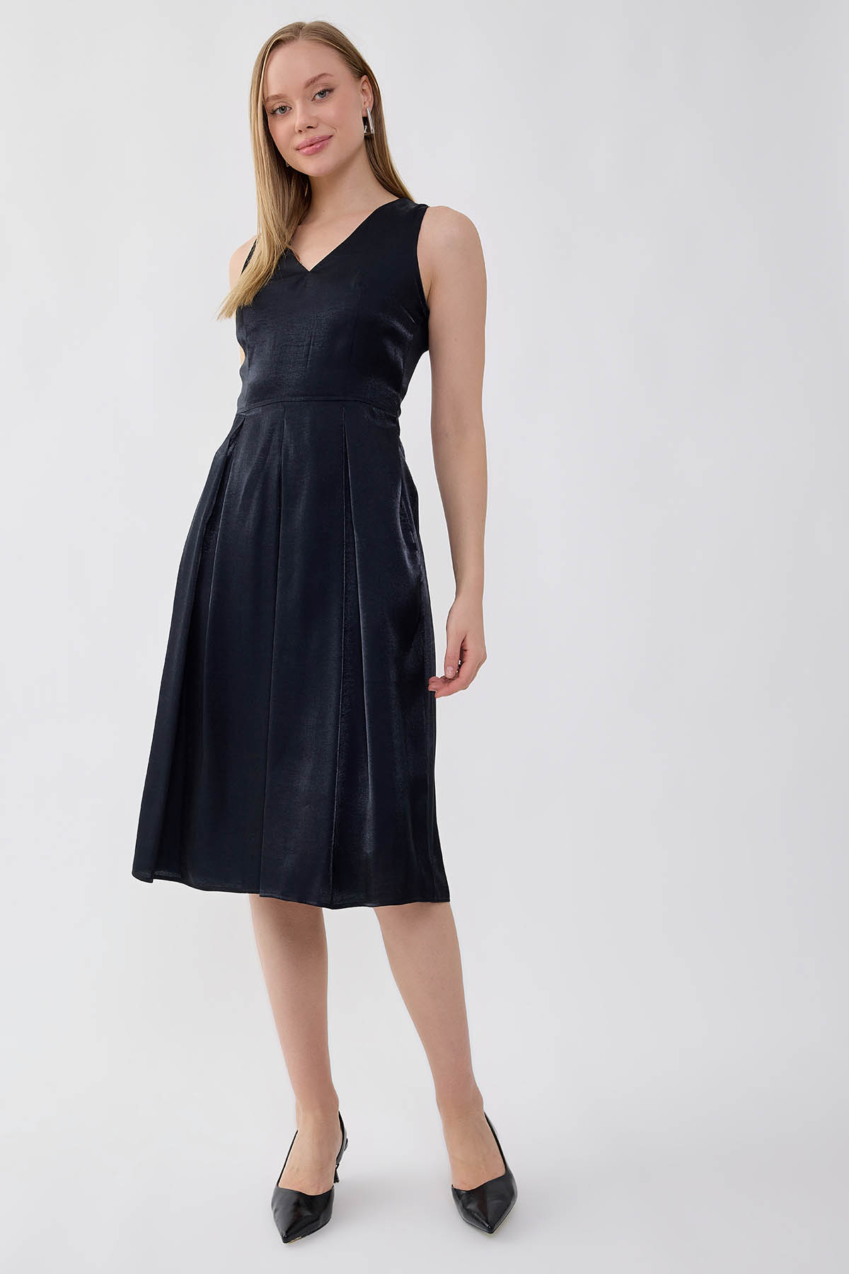 V Yaka Kuşaklı Önü Pileli Parlak Kumaş Elbise - Thumbnail