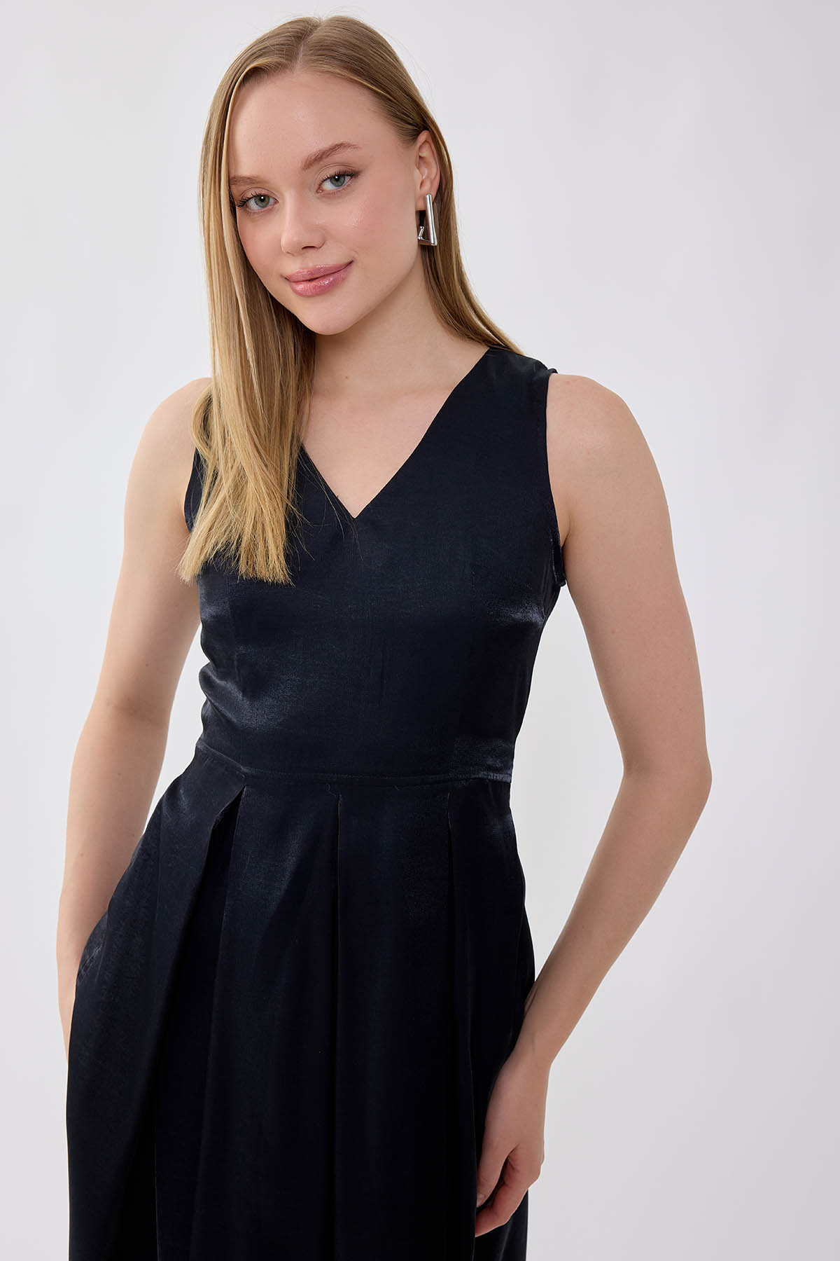 V Yaka Kuşaklı Önü Pileli Parlak Kumaş Elbise - Thumbnail