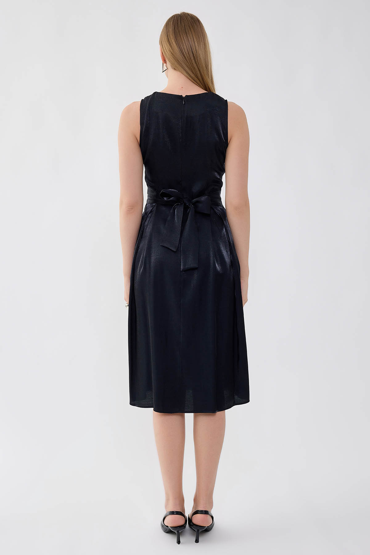 V Yaka Kuşaklı Önü Pileli Parlak Kumaş Elbise - Thumbnail