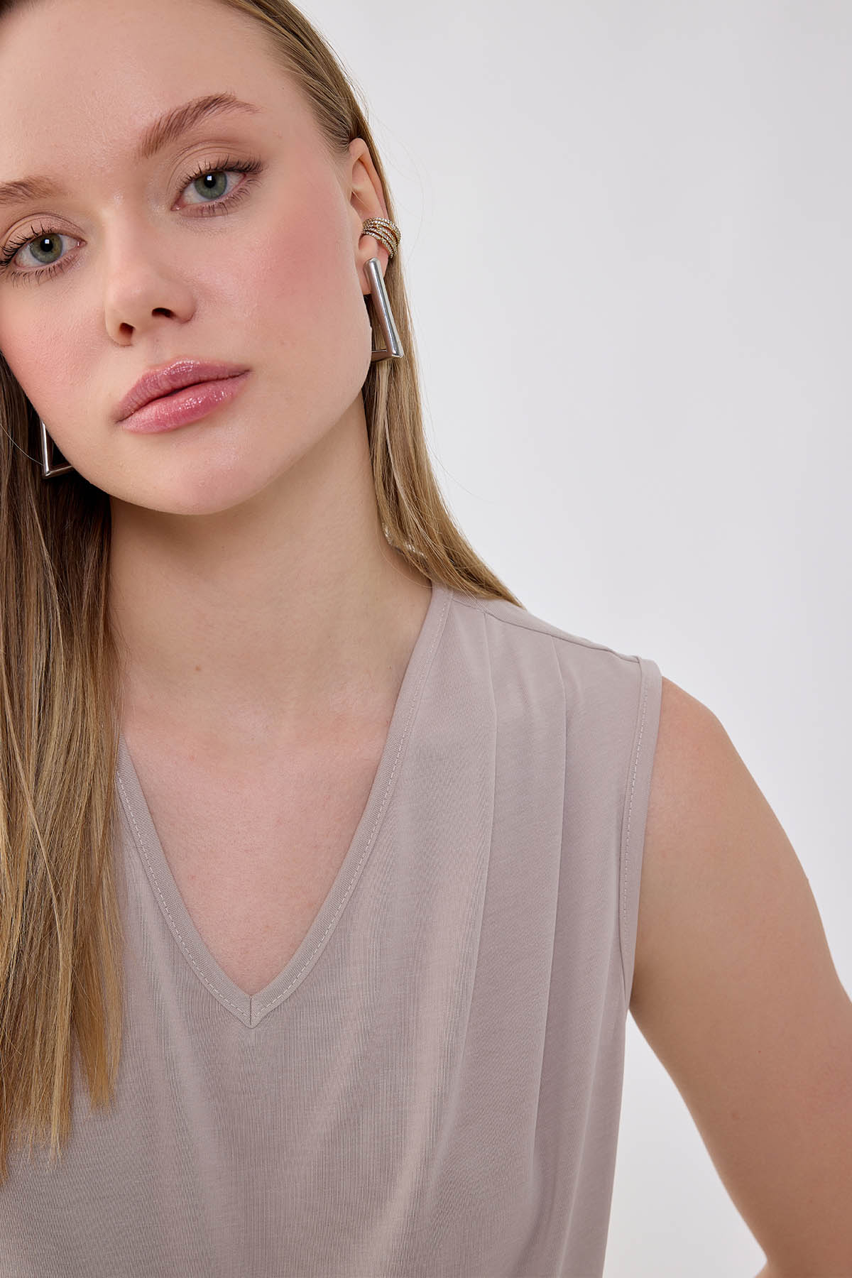 V Yaka Omuzu Pileli Bluz - Thumbnail