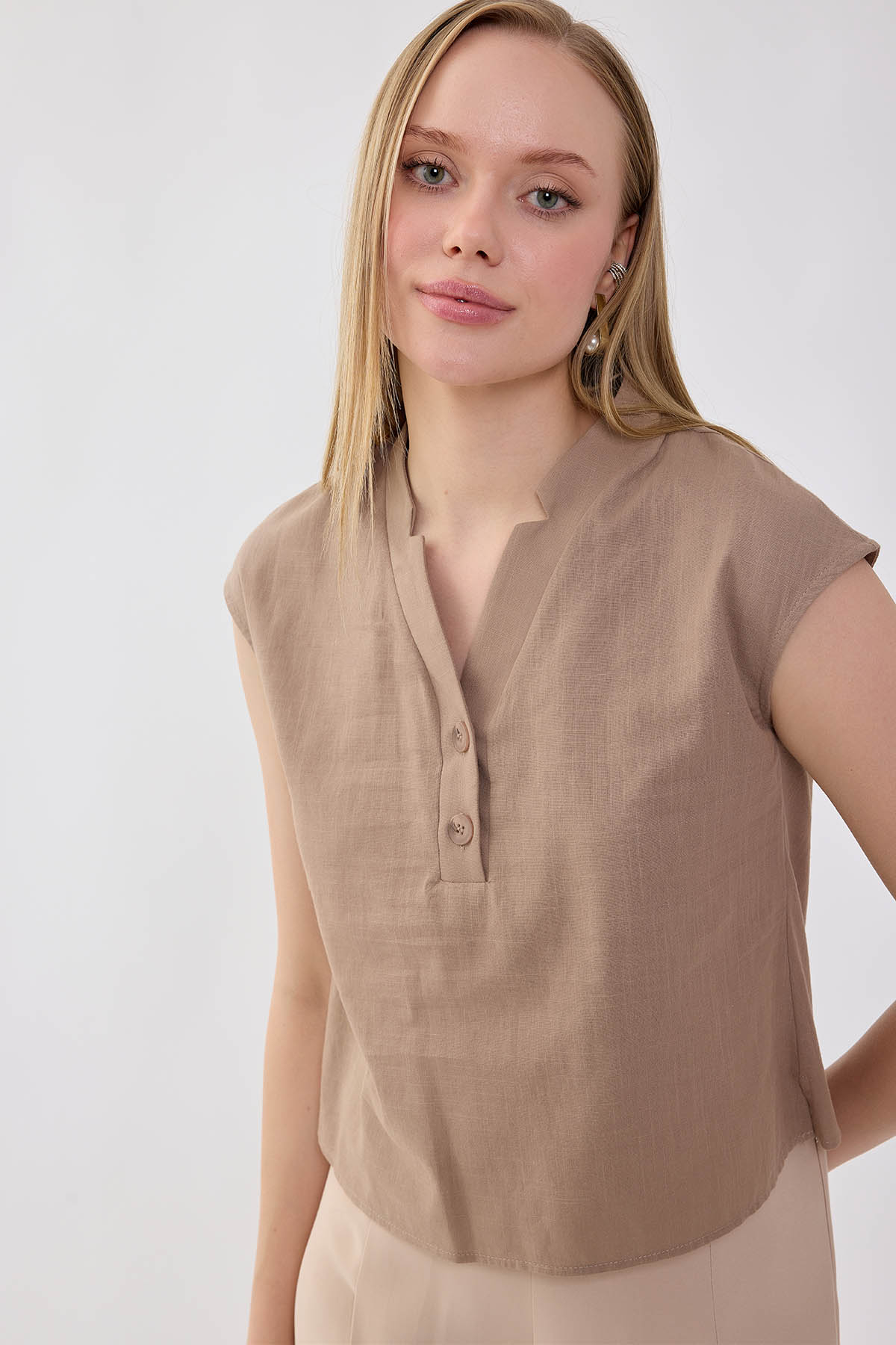 V Yaka Önü Düğmeli Viskon Keten Bluz - Thumbnail