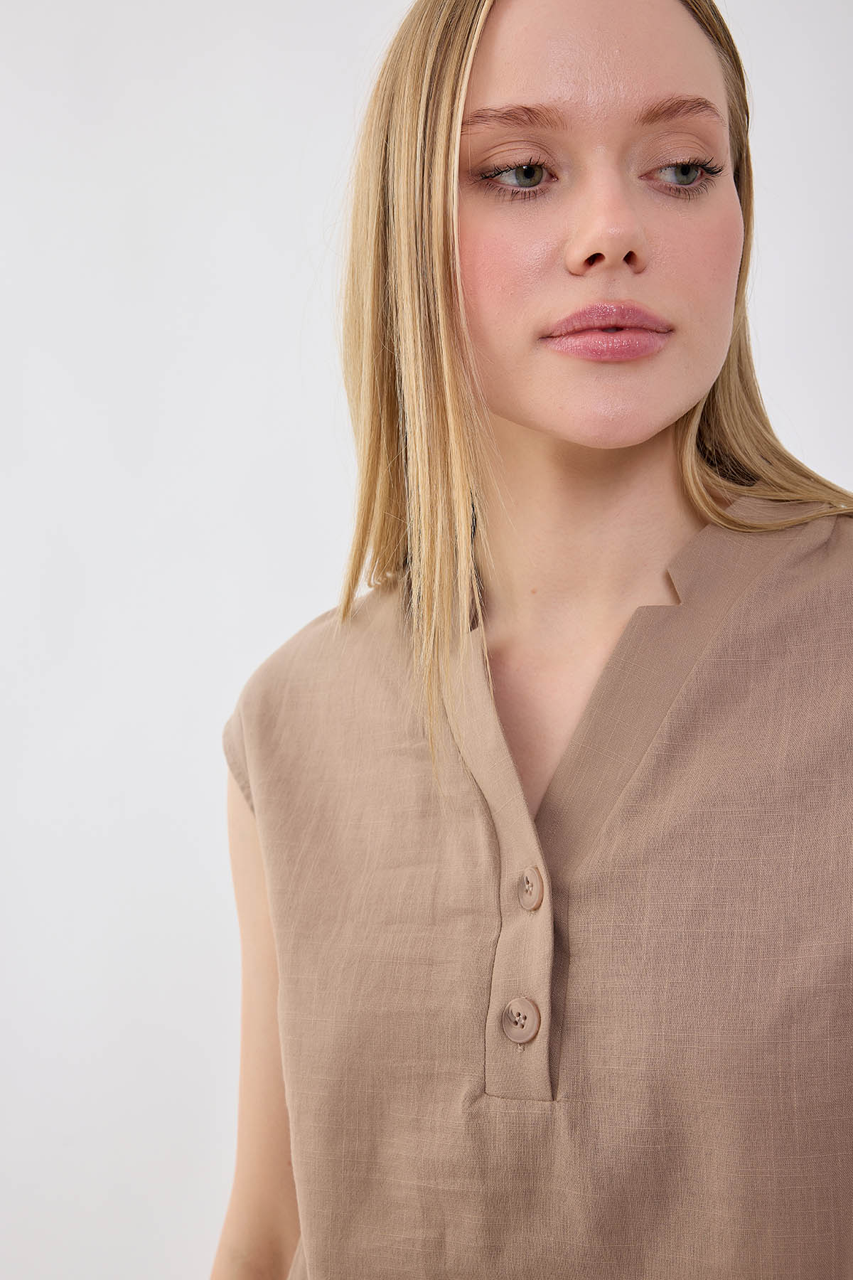 V Yaka Önü Düğmeli Viskon Keten Bluz - Thumbnail