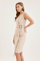 V Yaka Önü Tokalı Sıfır Kol Elbise - 11