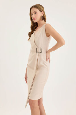 V Yaka Önü Tokalı Sıfır Kol Elbise - 11