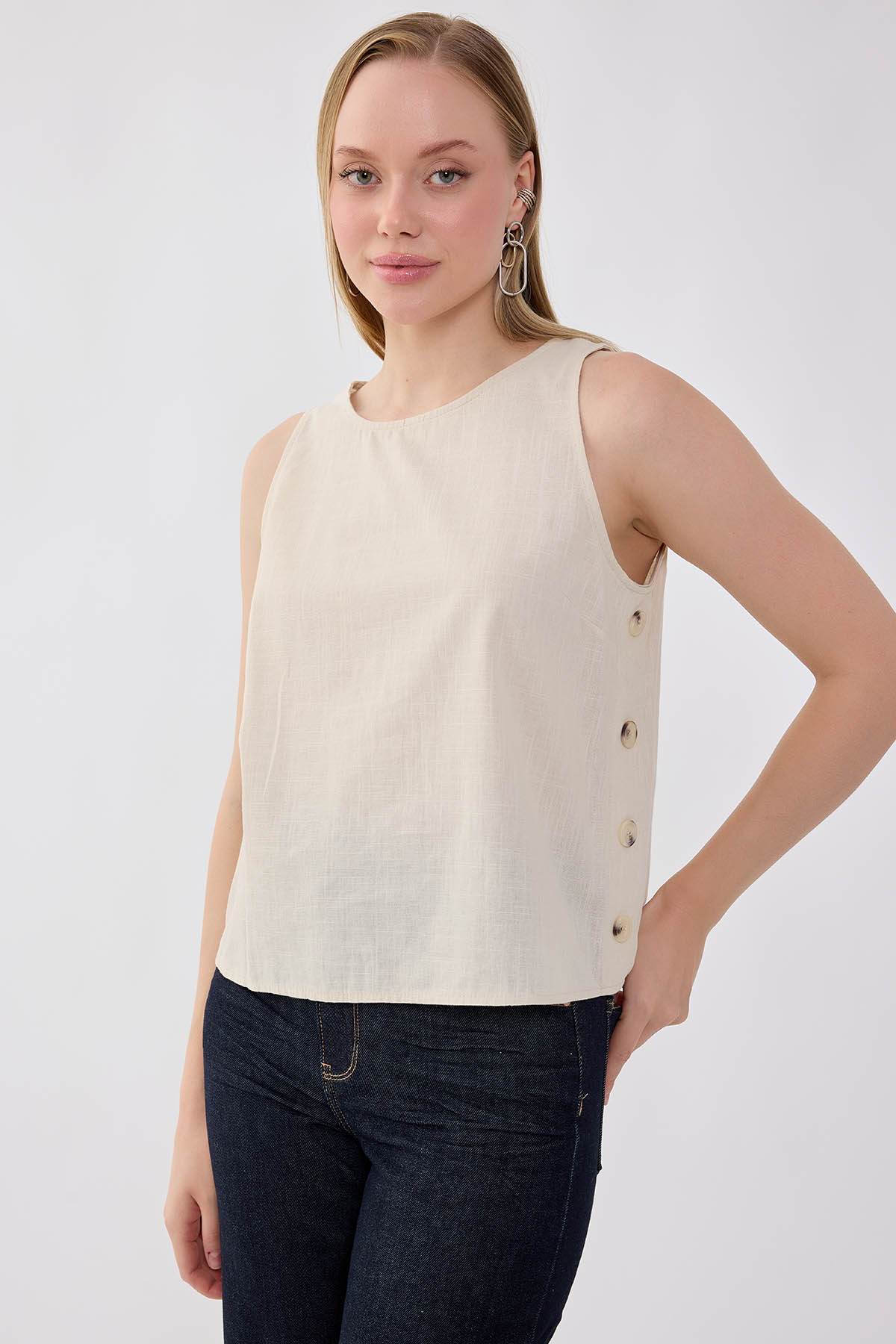 Viskon Keten Yanları Düğmeli Sıfır Kol Bluz - Thumbnail