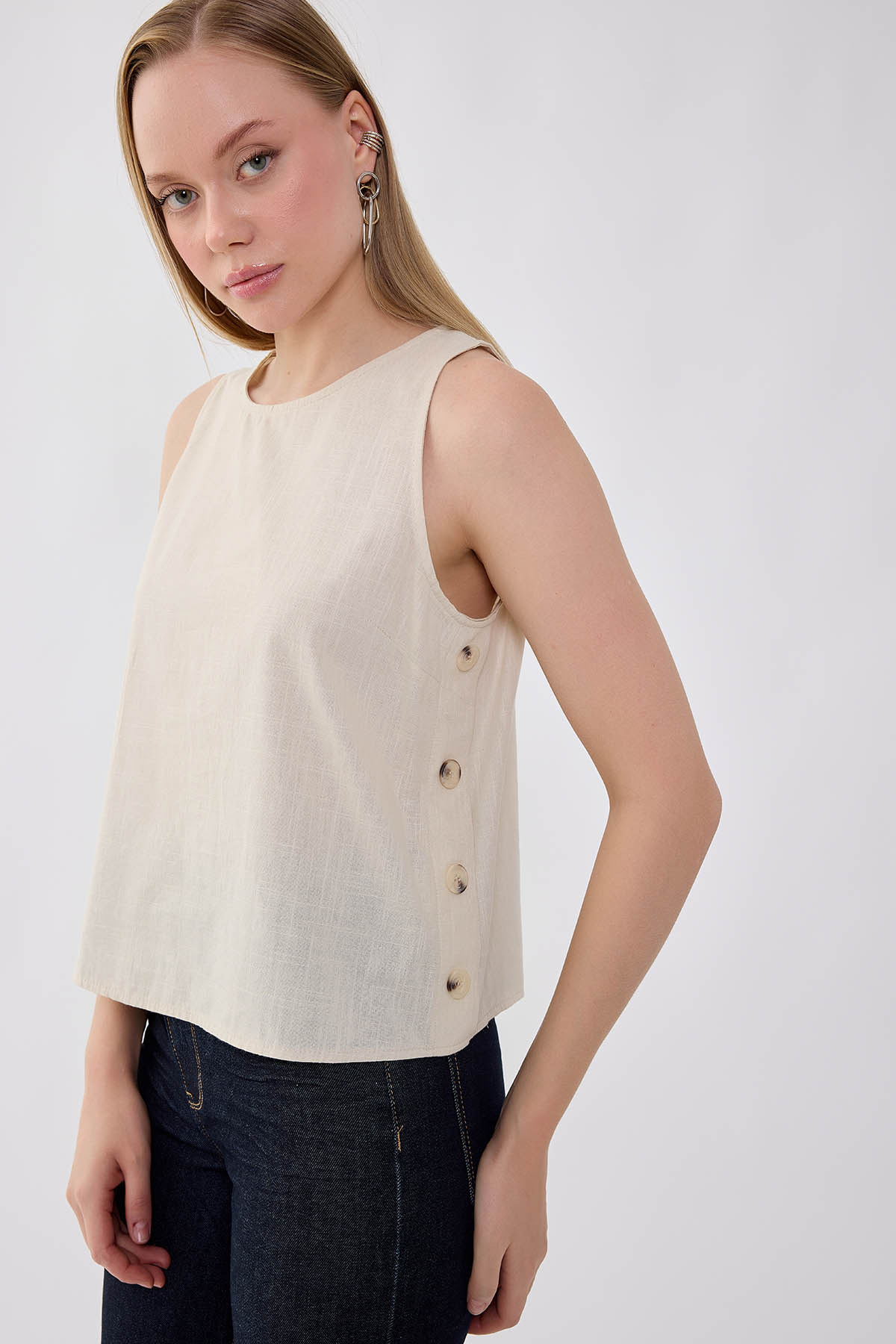 Viskon Keten Yanları Düğmeli Sıfır Kol Bluz - Thumbnail