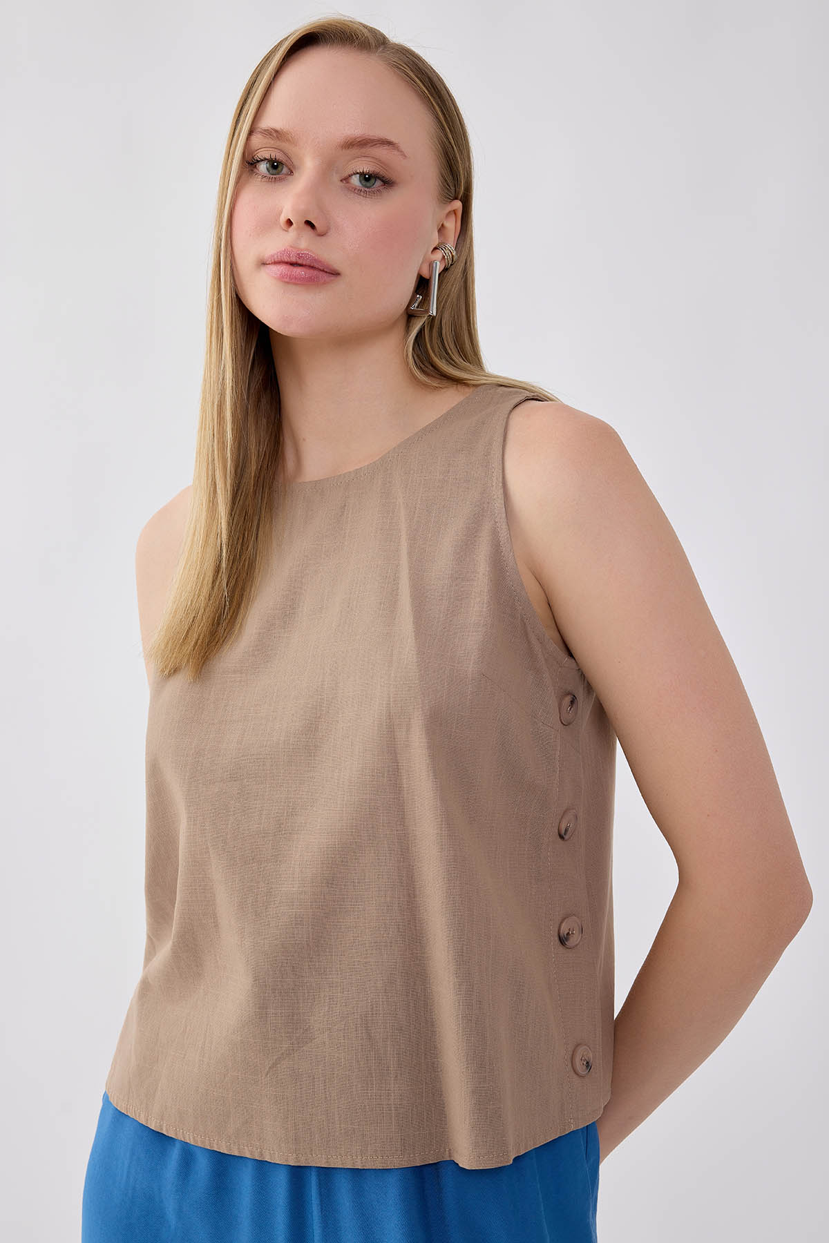 Viskon Keten Yanları Düğmeli Sıfır Kol Bluz - Thumbnail