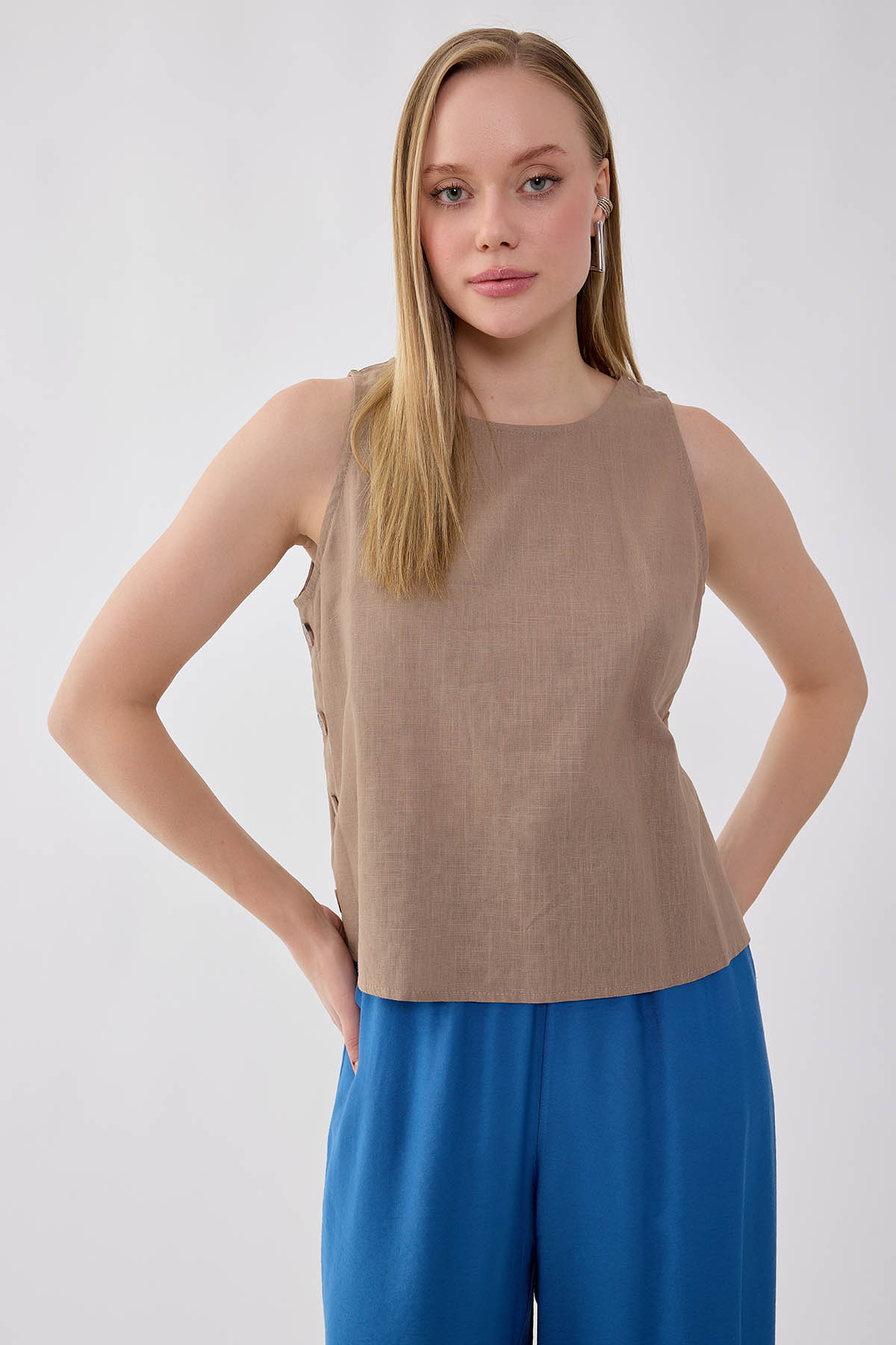 Viskon Keten Yanları Düğmeli Sıfır Kol Bluz - Thumbnail