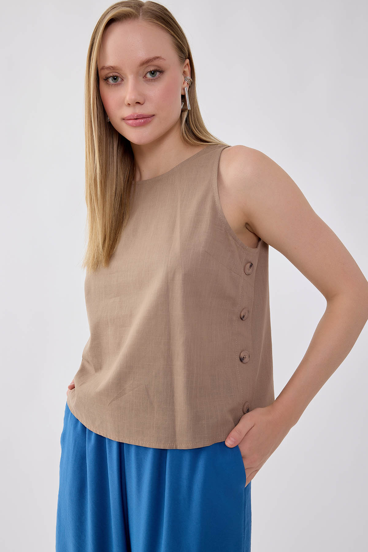 Viskon Keten Yanları Düğmeli Sıfır Kol Bluz - Thumbnail