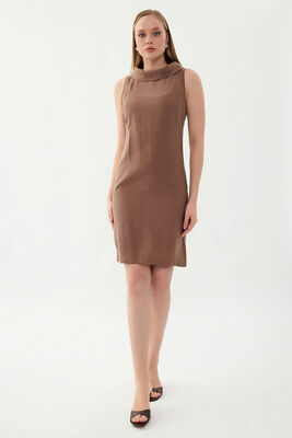 Yaka Detaylı Sıfır Kol Elbise (1)