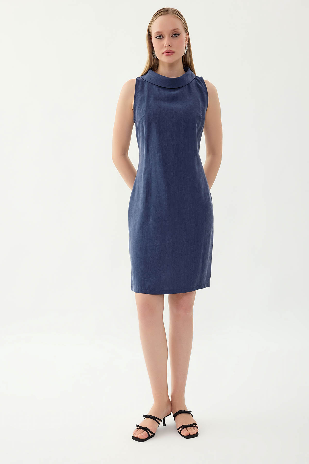 Yaka Detaylı Sıfır Kol Elbise - Thumbnail