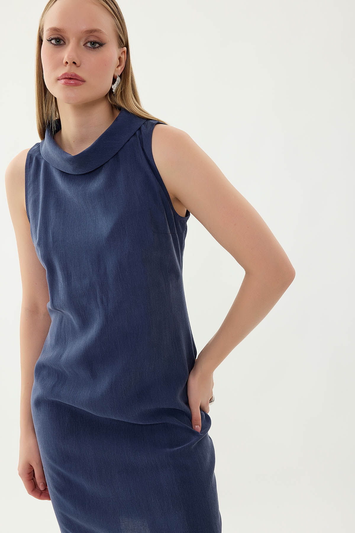 Yaka Detaylı Sıfır Kol Elbise - Thumbnail