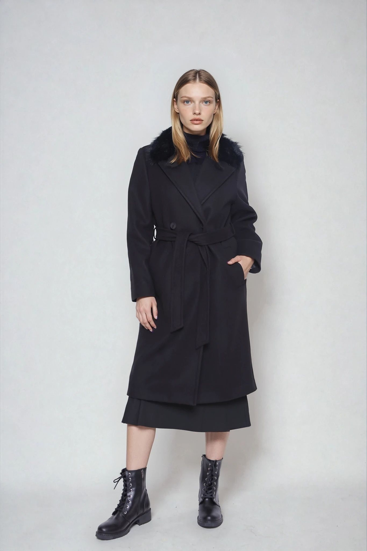 Yakası Tüylü Beli Kuşaklı Uzun Kaşe Kaban - Thumbnail