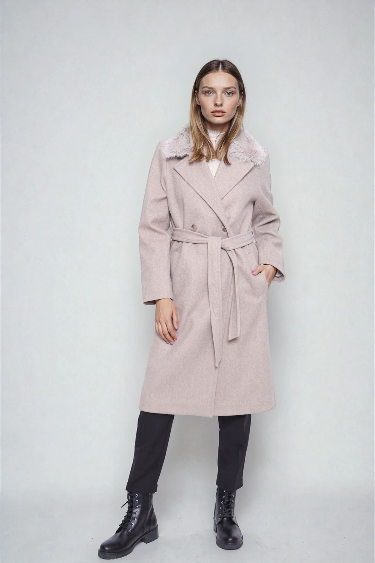 Yakası Tüylü Beli Kuşaklı Uzun Kaşe Kaban - Thumbnail