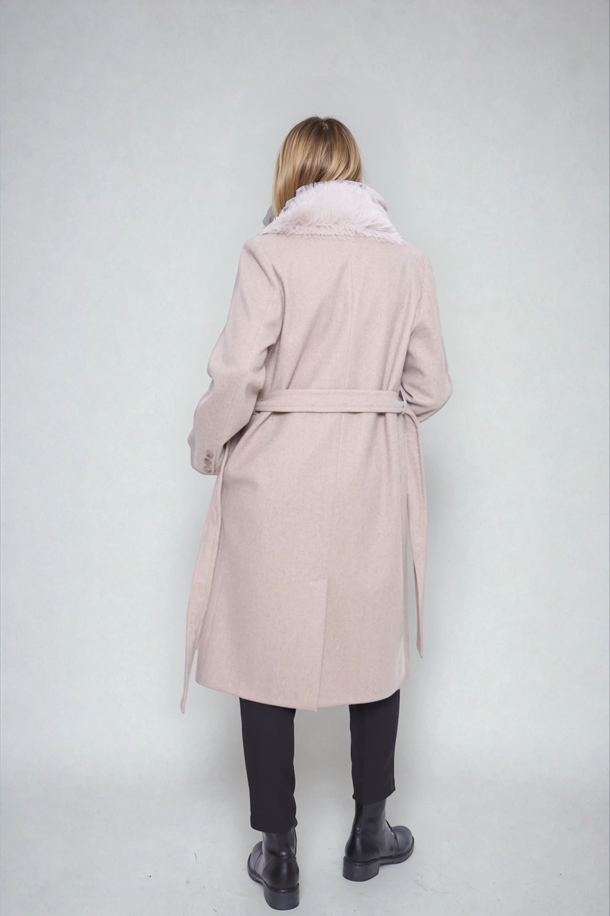 Yakası Tüylü Beli Kuşaklı Uzun Kaşe Kaban - Thumbnail