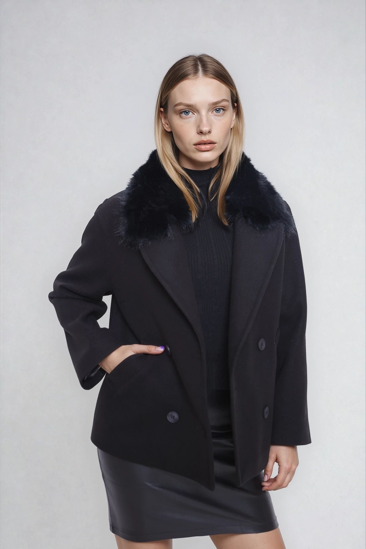 Yakası Tüylü Düğmeli Kısa Kaşe Kaban - Thumbnail