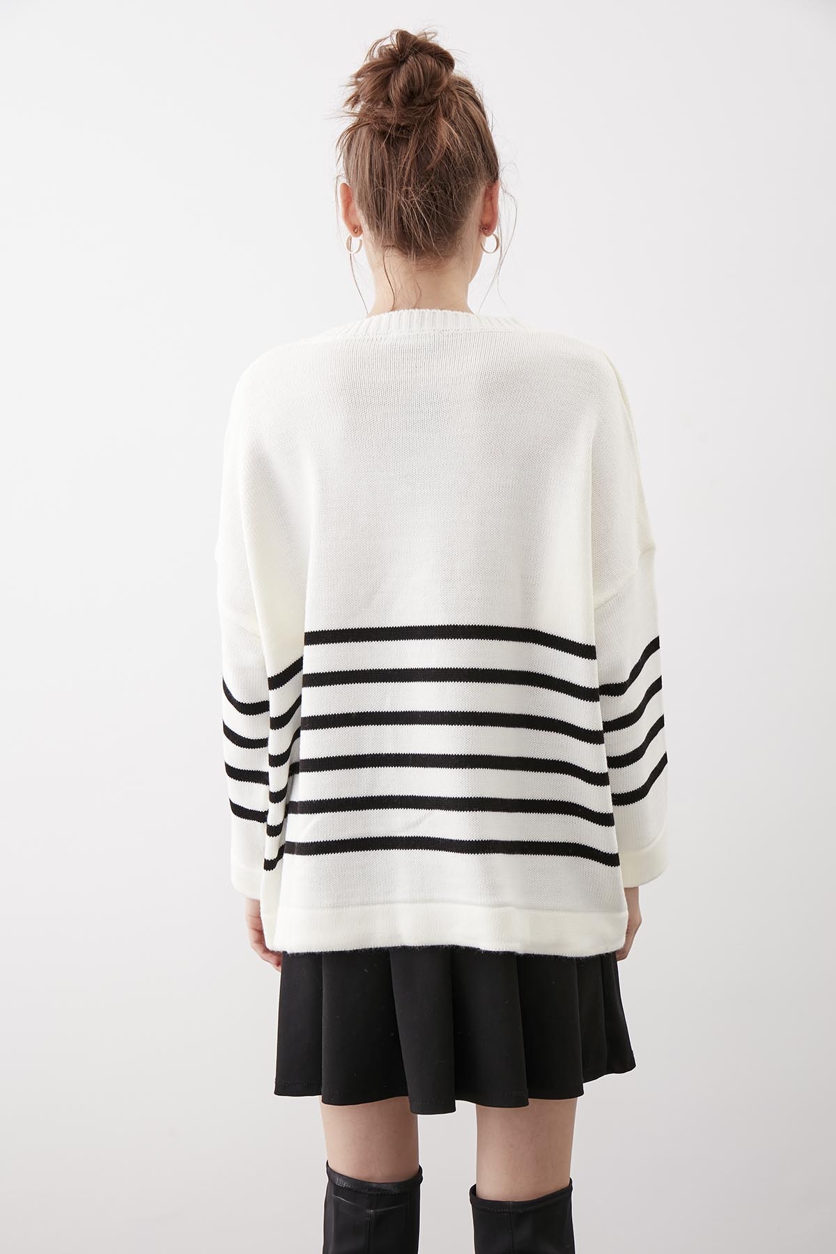 Yuvarlak Yaka Çizgili Oversize Kazak - Thumbnail