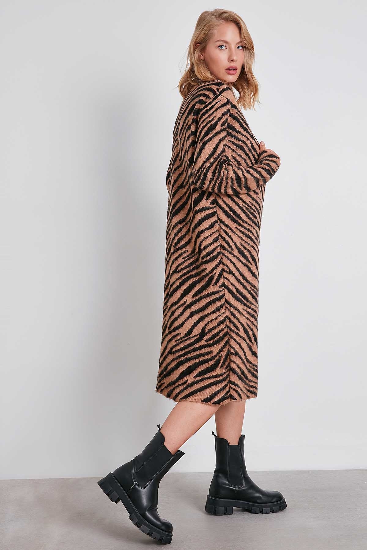 VİTRİN - Zebra Desen Şardonlu Uzun Triko Hırka (1)