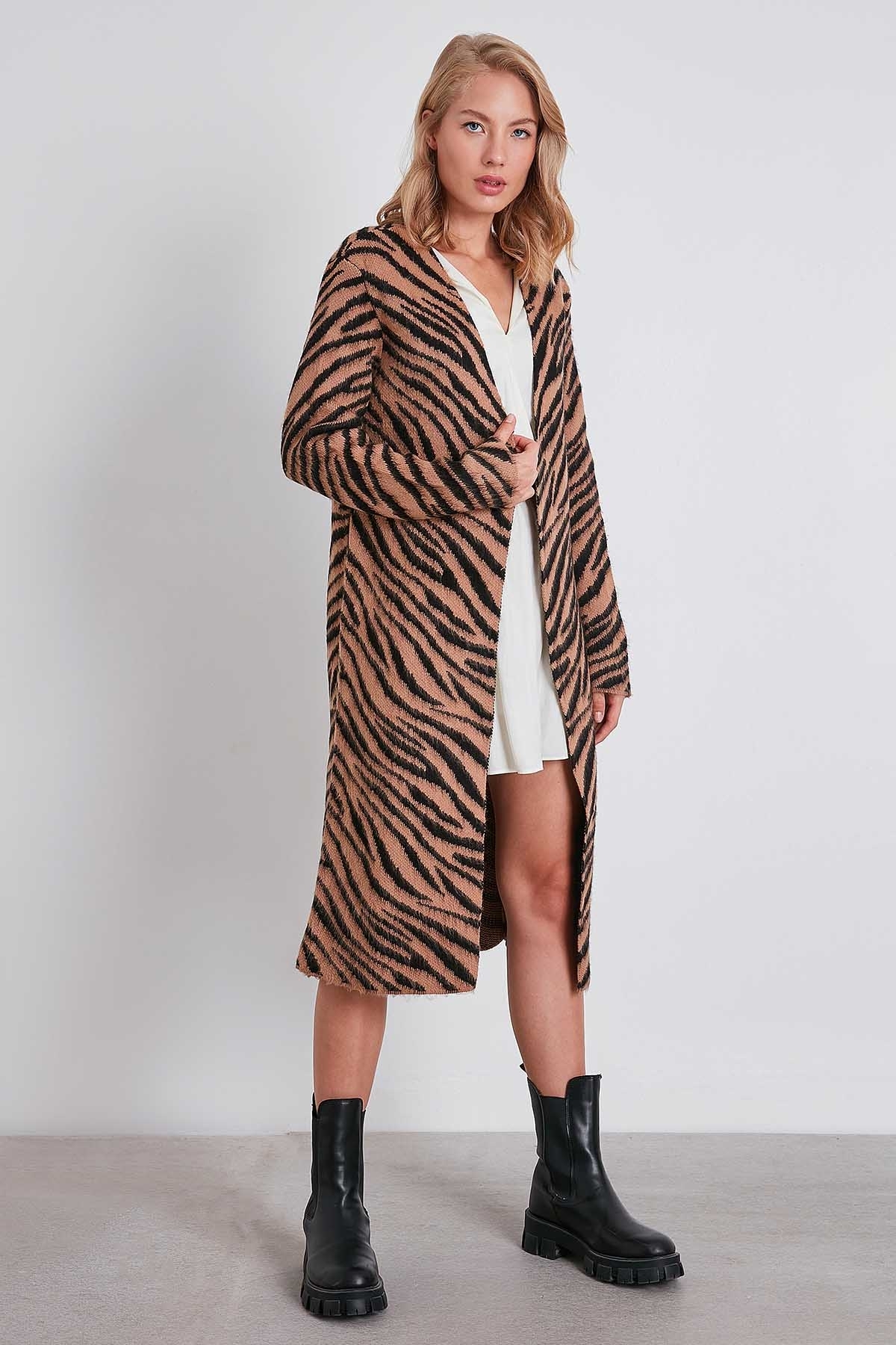 Zebra Desen Şardonlu Uzun Triko Hırka - Thumbnail